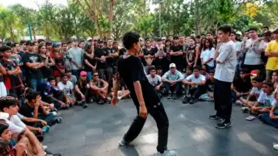El gesto viral que domina las redes: así se "farmea aura" en las batallas de carisma