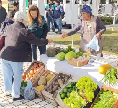 La feria que esperan los vecinos de Villa Dolores vuelve a la Plaza Blanca con precios para todos