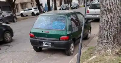 Un auto lleva un mes ocupando la calle en Plaza Brandsen y los vecinos ya no saben qué hacer