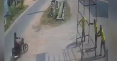 Impactante video: El trágico momento en que una estructura tocó cables y dejó un saldo fatal