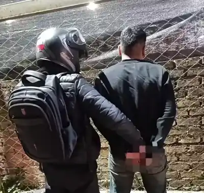Se escondió detrás de un árbol para escapar tras robar una mochila en San Salvador de Jujuy