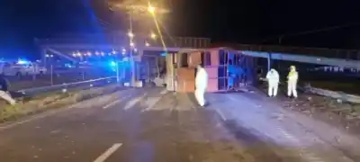 Volcó un camión con vacas en Circunvalación y detuvieron a cinco personas por faenar animales