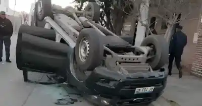 Choque y vuelco en Salta: una camioneta policial terminó dada vuelta y hay cuatro heridos