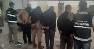 Se hicieron los vivos y la Policía les encontró ocho celulares robados en Embarcación