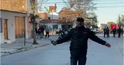 Impactante vuelco en plaza Ceferino: dos policías salieron despedidos de la camioneta