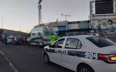 Cadena de impactos en la rotonda del estadio: un auto quedó destrozado y una mujer terminó en el hospital