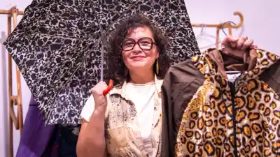 Lo que esta mujer hace con los paraguas rotos que todos tiran a la basura te va a sorprender