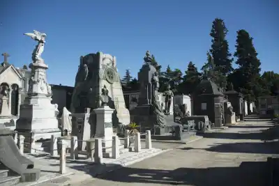 ¿Qué secretos esconden las tumbas del cementerio El Salvador? El recorrido que promete revelarlos