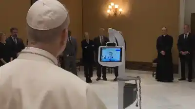 Desde Bahía Blanca al Vaticano: el ingeniero argentino que mostró su robot de telemedicina al Papa
