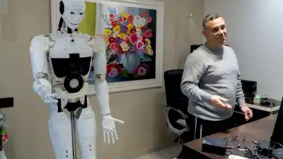La robot riocuartense que desafía los límites: ya conversa y hasta se enoja
