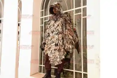 Una escultora bandeña sorprende con un poncho de Kakuy hecho con bolsas de comida y latas