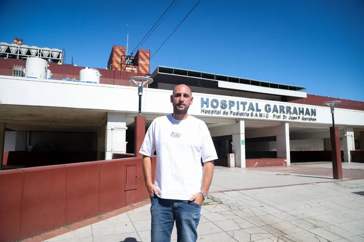 Iván, el padre de Felipe, en la puerta del Garrahan.