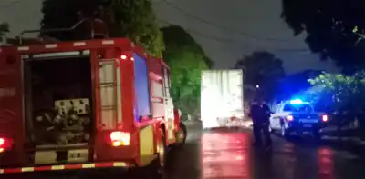 Un camión dejó cables colgando sobre la avenida y el tránsito quedó interrumpido