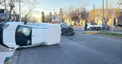 Un Ford Ka chocó contra una Fiorino y la hizo volcar en Guaymallén