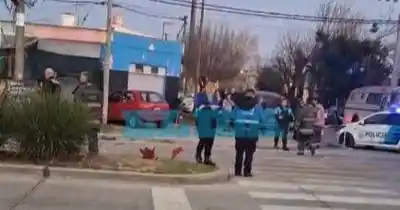 Un auto terminó incrustado contra una pared tras un violento choque en San Carlos