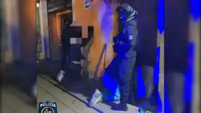 Dos hombres intentaron forzar las rejas de una casa y la policía los atrapó en plena madrugada