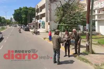 Le ofreció comprarle algo y al escuchar su respuesta intentó robarle el celular