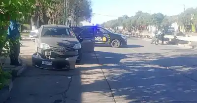Dos hermanos terminaron internados tras un violento choque frente a la cárcel de Villa Las Rosas