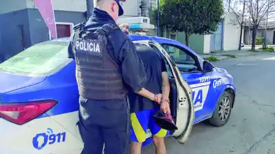 Dos detenidos por violencia: amenazas a una jubilada y destrozos en una vivienda