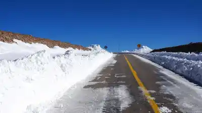 El Paso de Jama sigue bloqueado: la nieve alcanzó un récord y hay más de 250 camioneros varados