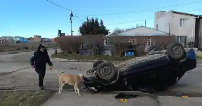 Vuelco sin explicación: un auto quedó patas para arriba y hay un herido