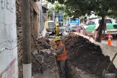 Obra clave en Rivadavia: así avanza la renovación de la red de agua en Capital