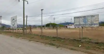 Se electrocutó mientras trabajaba y la escalera le cayó encima: el insólito accidente en un predio de Salta