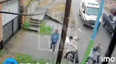 Un peligro oculto bajo el agua: una motociclista cayó en un pozo en plena calle inundada