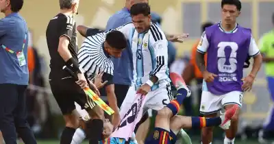 FIFA castigó a Paredes y a la Selección: duras sanciones y una multa millonaria por el escándalo en la final