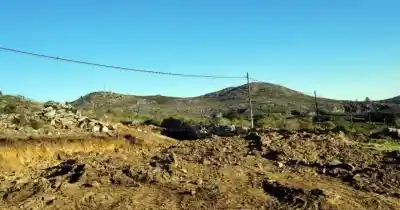 Sierras de Tandil: denuncian destrucción de una pirca histórica y construcciones ilegales en zona protegida