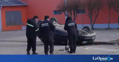 Volcó en plena esquina y el conductor terminó en el hospital