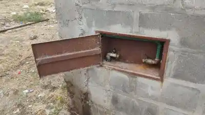 Ola de robos de medidores de agua deja sin suministro a varias familias en dos localidades