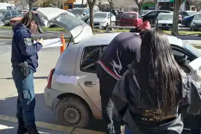 La policía los frenó por una infracción y terminó secuestrando cocaína