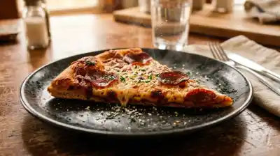 El truco secreto que usan los cocineros para recalentar la pizza y que casi nadie conoce