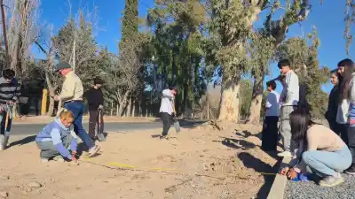 El futuro Paseo Grimalt en Ullum ya tiene un pulmón verde gracias a los alumnos de Zonda