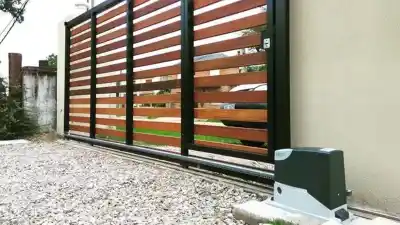 El instalador que prometía arreglar portones y desaparecía con los motores
