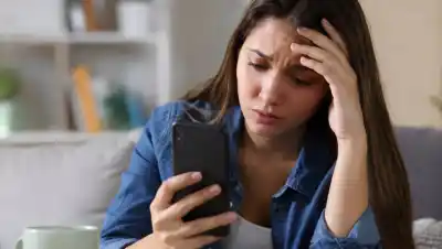 ¿Te cuesta soltar el celular? Estas 5 señales podrían estar advirtiéndote que la nomofobia ya te afecta