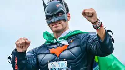 Corre maratones disfrazado de Batman: la emotiva cruzada de un israelí por la familia argentina asesinada por Hamas