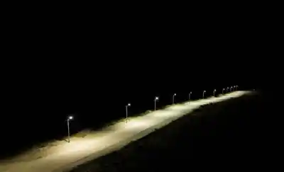 El acceso a El Faro estrena iluminación: 20 postes LED para una playa que nunca tuvo luz