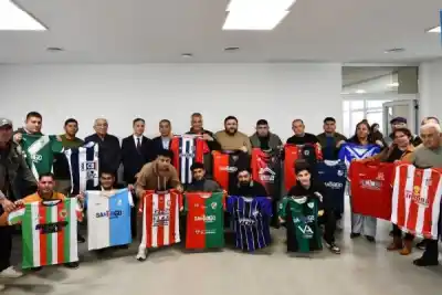 Entrega de indumentaria a 16 clubes santiagueños: el gesto del Gobierno que ilusiona al interior