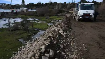 Un amparo ambiental frena la obra de una calle en Bariloche: denuncian que avanza sobre un mallín