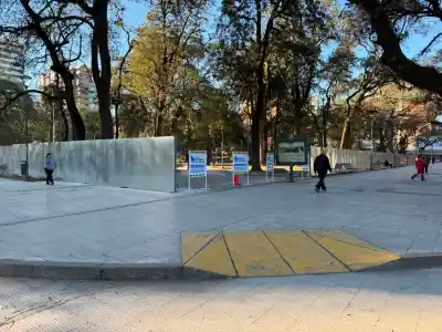 La Plaza Urquiza queda vedada por más de seis meses: qué esconden los cercos que ya rodean el paseo