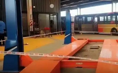 Fatal accidente laboral: un gato hidráulico cedió y un obrero murió aplastado por un colectivo