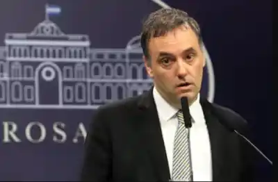 Adorni se retracta: la frase que usó para justificar el viaje de su esposa y que ahora llama un “error”
