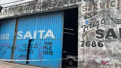 Tragedia en Rosario: un mecánico murió aplastado por un colectivo en un taller