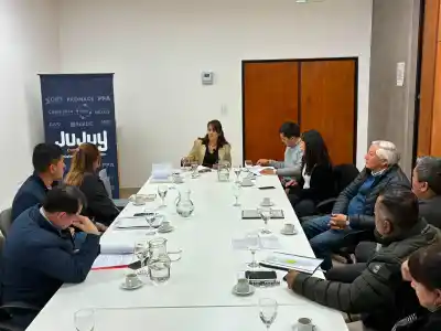 Teseira reúne a intendentes y comisionados para potenciar la educación en Quebrada, Puna y Valles