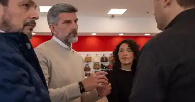 El intendente recorrió el nuevo local de una histórica firma mendocina y destacó su apuesta al centro