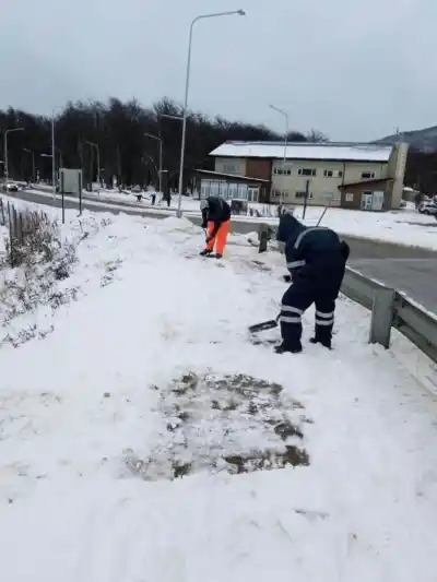 Nieve en Ushuaia: así trabajan los equipos municipales en las veredas