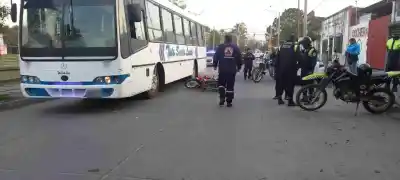 Un colectivo y una moto impactaron de frente en Monteros