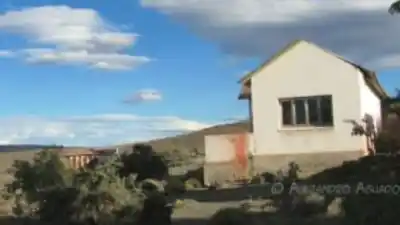 El misterio de El Moyano: la casa abandonada que nadie puede ocupar y que un fantasma mantiene impecable